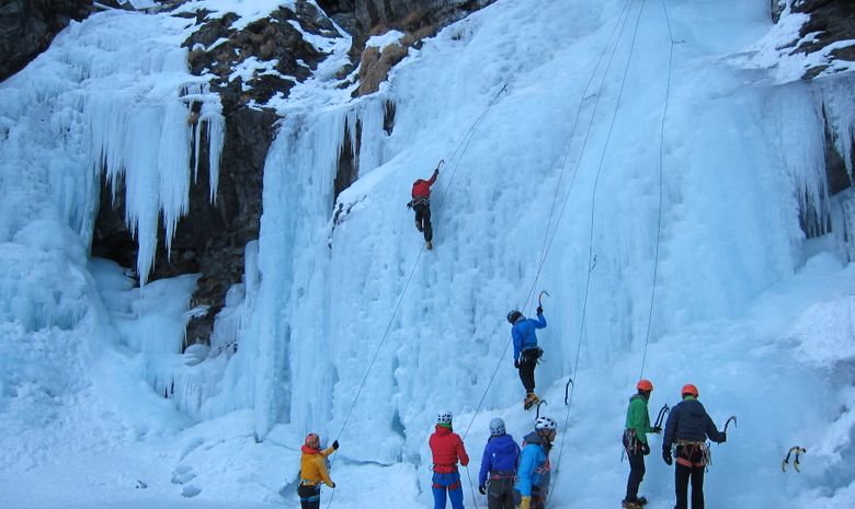 Une activité insolite à faire en montagne : le stage de cascade de glace